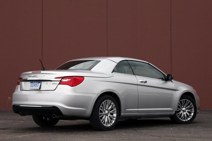  Chrysler 200 Convertible 2011 года  (фото 20 из 73)